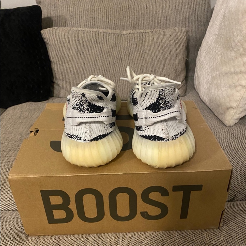 Yeezy Boost 350 v2 Zebra - Picture 5 of 10